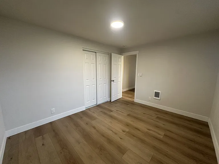 Fully Remodeled 2 Bedroom 1 Bath Units — Photo 21