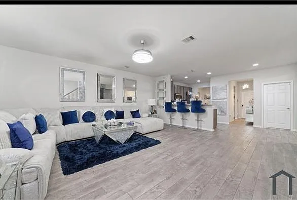 4 bed, 2408 sqft, $3,300 — Photo 4
