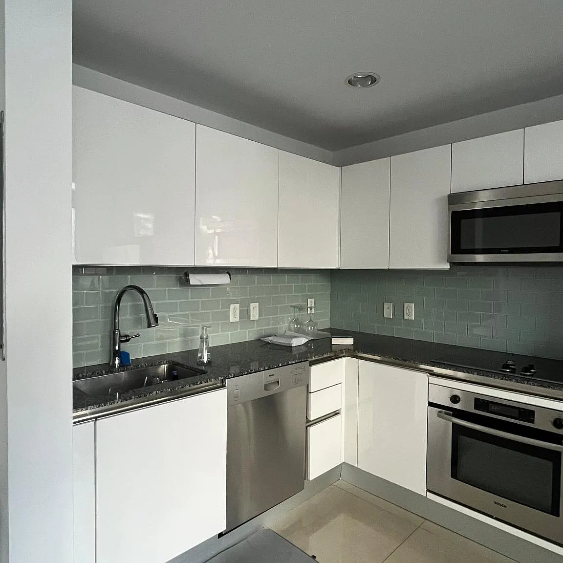 1 bed, 1.5 bath, 1053 sqft, $3,300 — Photo 2