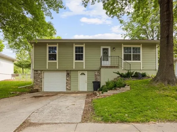 808 SE 19th St, Oak Grove, MO 64075