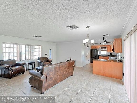 4th image of 315 NW 19th Ct