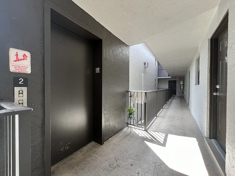 142 SW 18th Ave #20 — Photo 13