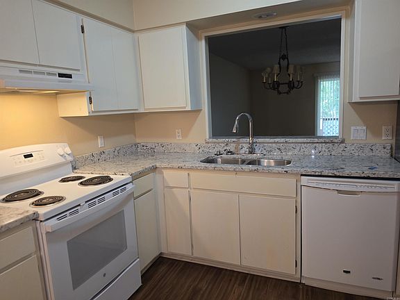 3rd image of 17 Lindsay Ln