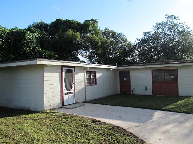 1st image of 975 Crest Dr E