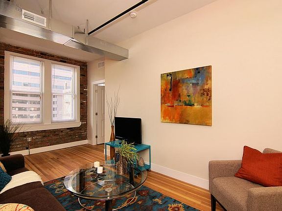 4th image of 906 Main St #307