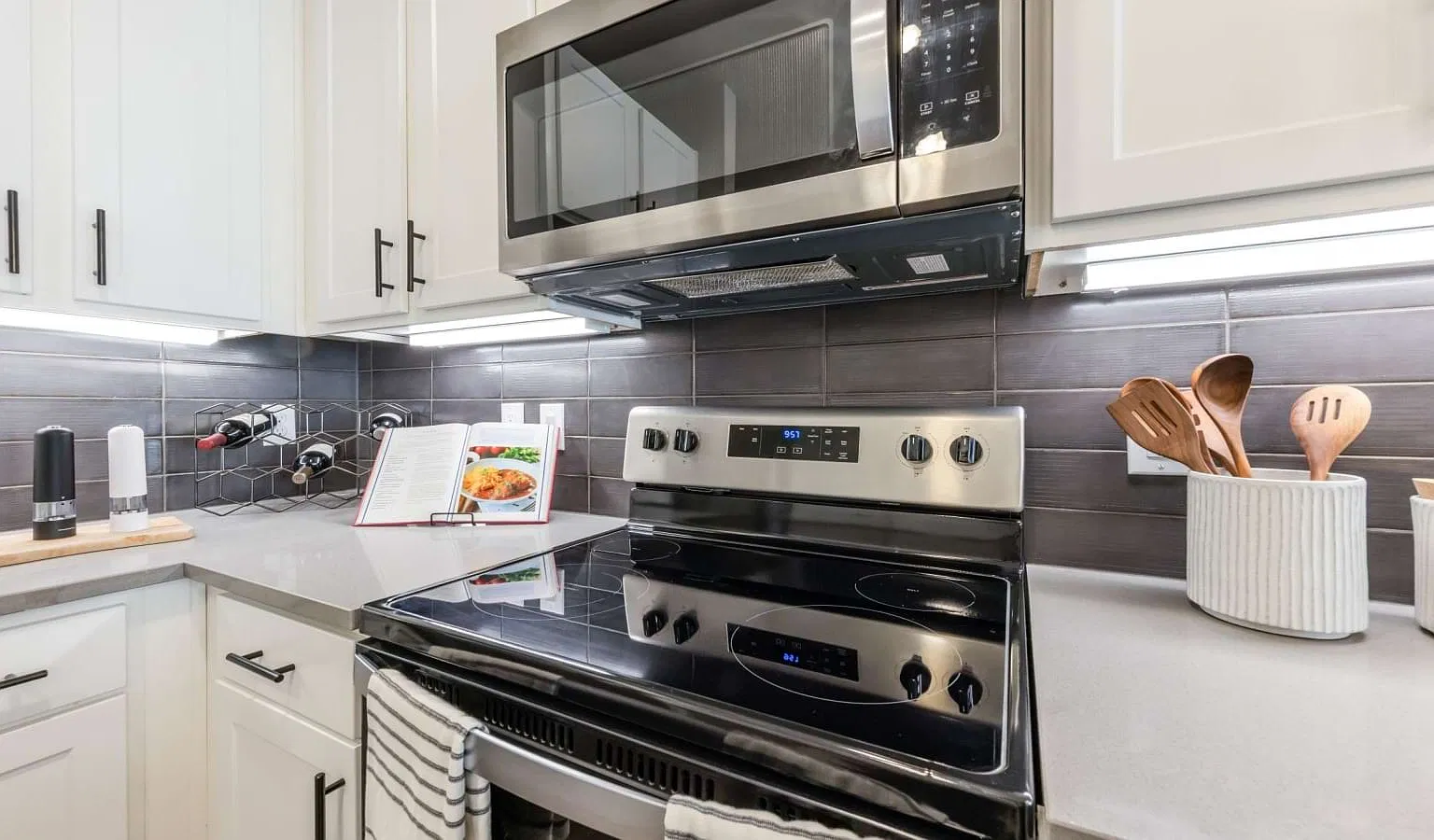 East Side 9 Weeks Free! Huge Layout, Great Walkability, Island Kitchen, 900+Sqft! — Photo 2