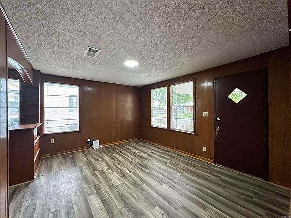 3rd image of 189 Roosevelt Rd