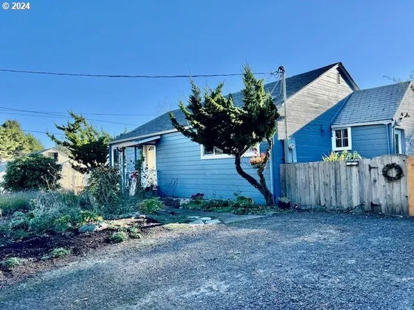 844 Rhododendron Dr, Florence, OR 97439