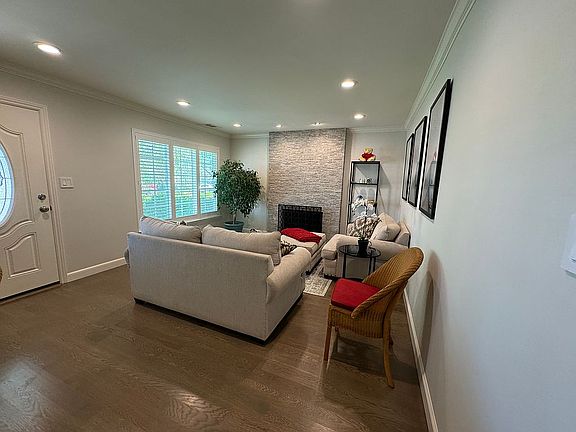 3rd image of 5032 Capistrano Ave