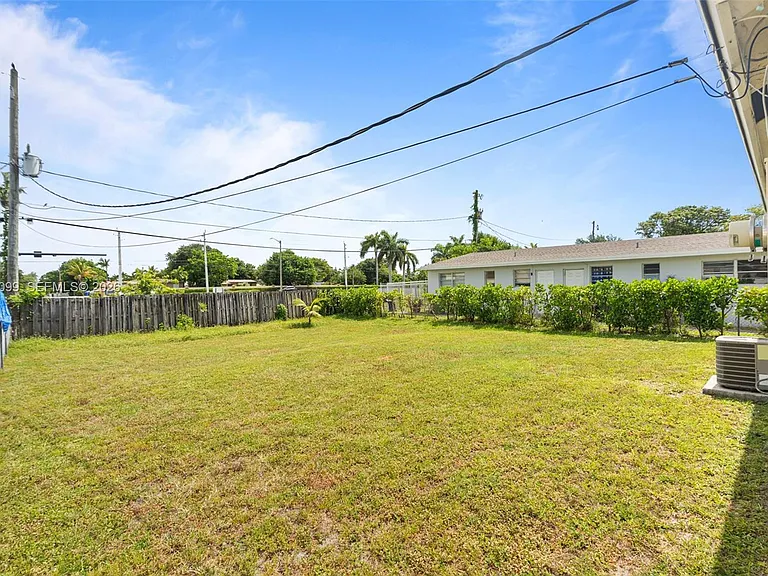 841 NW 10th St — Photo 18