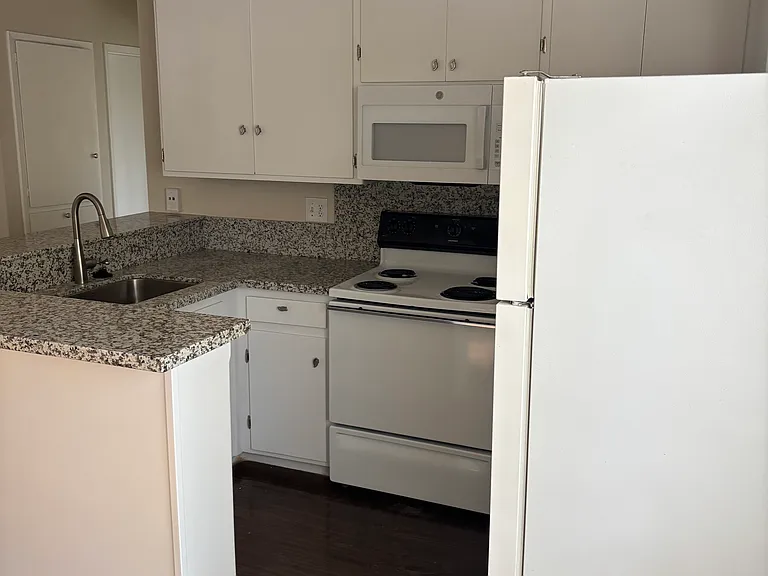 208 Johnson St #17 — Photo 2