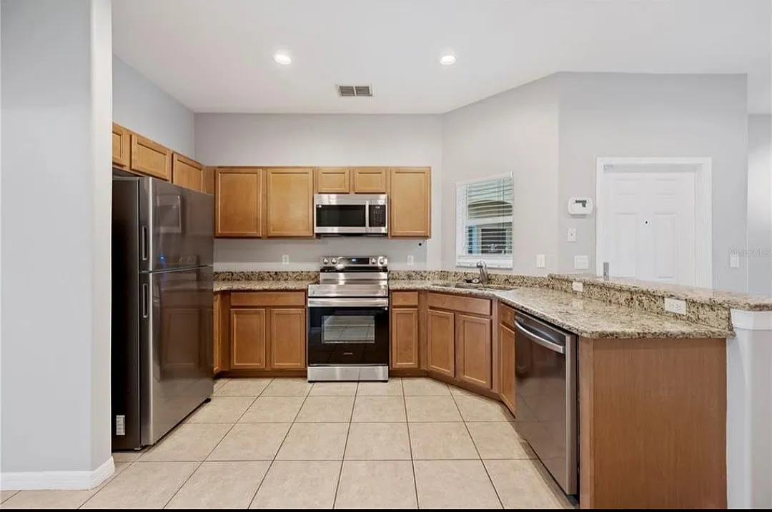 4 bed, 1600 sqft, $2,400 — Photo 3