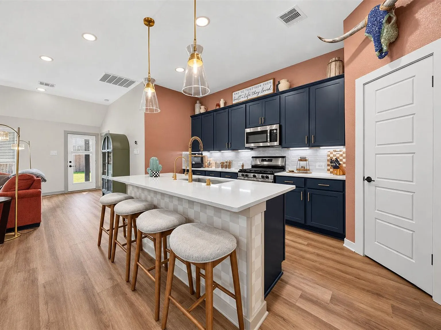 4 bed, 2.0 bath, 2014 sqft, $3,300 — Photo 4