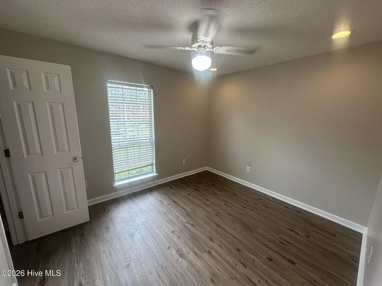 3 bed, 2.0 bath, 1328 sqft, $1,495 — Photo 2