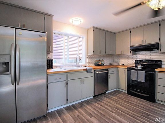 Remodeled kitchen -new floors, paint and backsplash. Almost makes me want to cook!