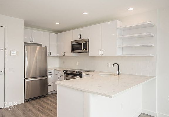 3rd image of 387 Manhattan Ave APT 2A