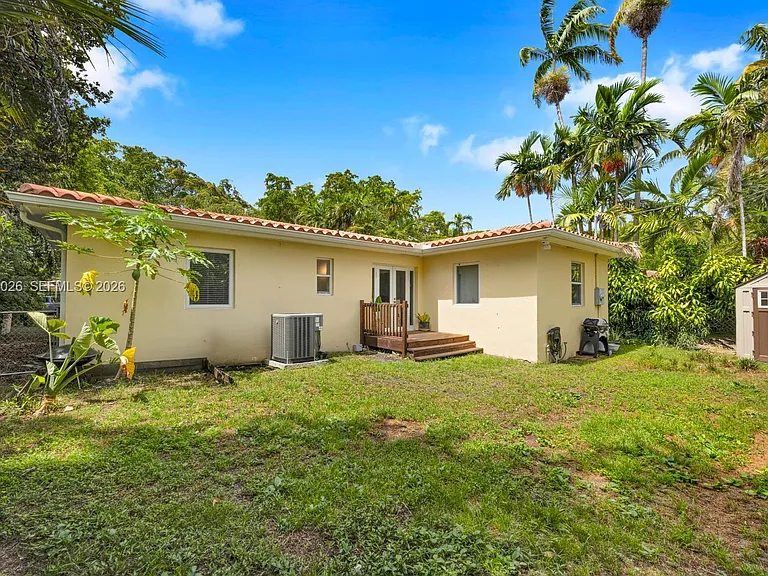 829 Medina Ave — Photo 18