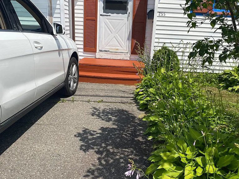 255 Bates St — Photo 2