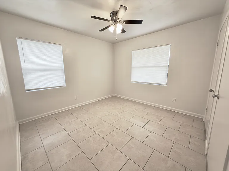 927 E Walnut St — Photo 18