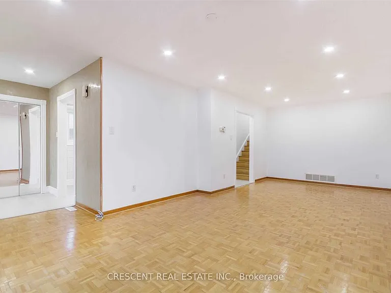 4036 Dunmow Cres #UPPER — Photo 8