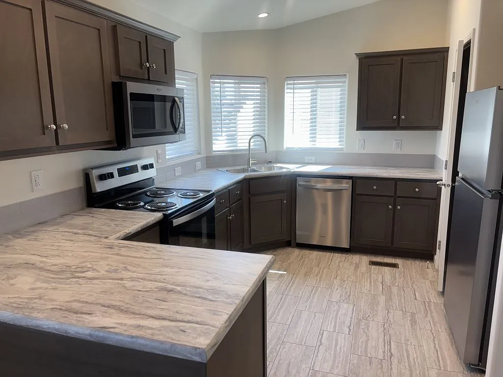 3 bed, 2.0 bath, 1404 sqft, $1,599 — Photo 2