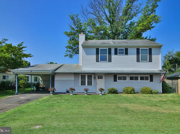 29 Pebble Ln, Levittown, PA 19054