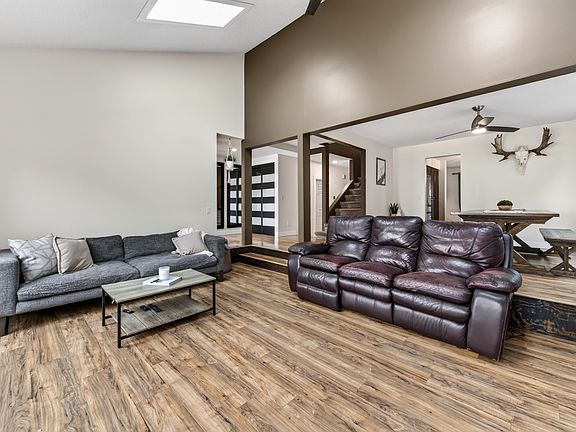 5th image of 455 Laurier Dr
