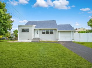 153 Claywood Dr, Brentwood, NY 11717