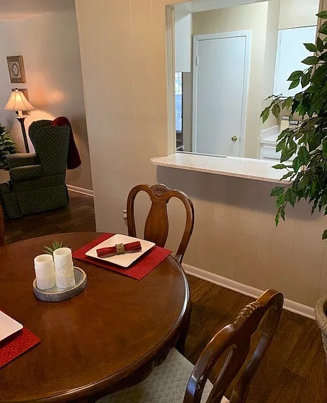 Chateau Apartments — Photo 9