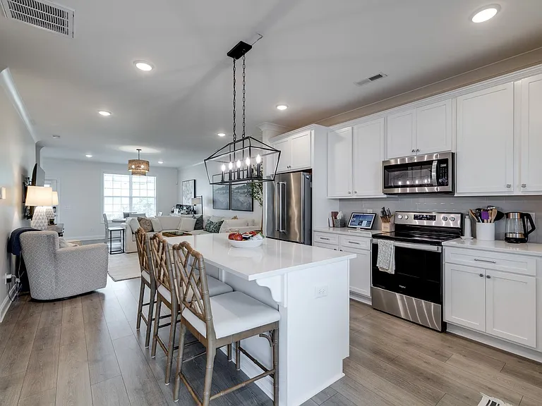 621 Thetford Aly — Photo 4