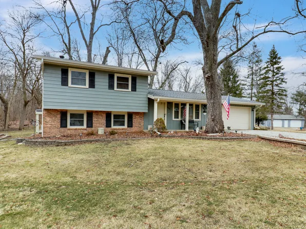 8402 Carriage Hills Rd, Bloomington, IL 61705