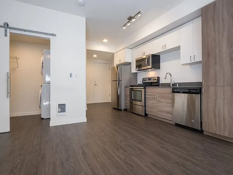The Crew Apartments; A Green Lake Gem! — Photo 12