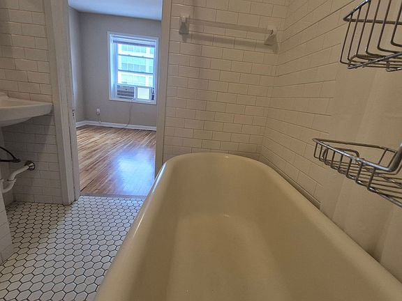 4th image of 1912 University Ave W #2
