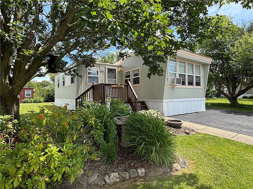 1st image of 17 Farmingdale Dr