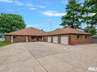 1013 E Lake Shore Dr, Springfield, IL 62712