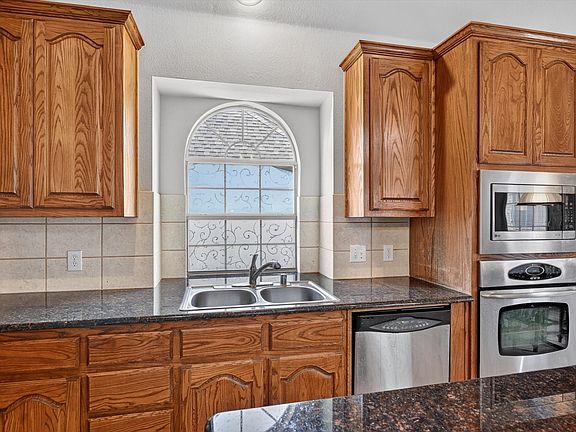 5th image of 358 Fairlanding Ave