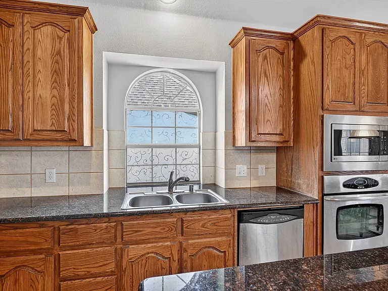 358 Fairlanding Ave — Photo 4