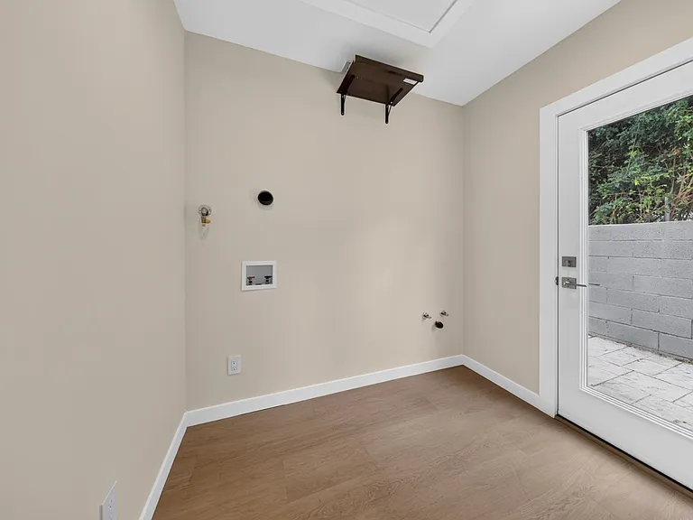 2327 N Naomi St — Photo 10
