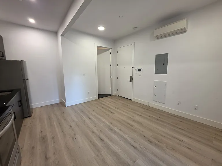 1187 New York Ave #1 — Photo 3