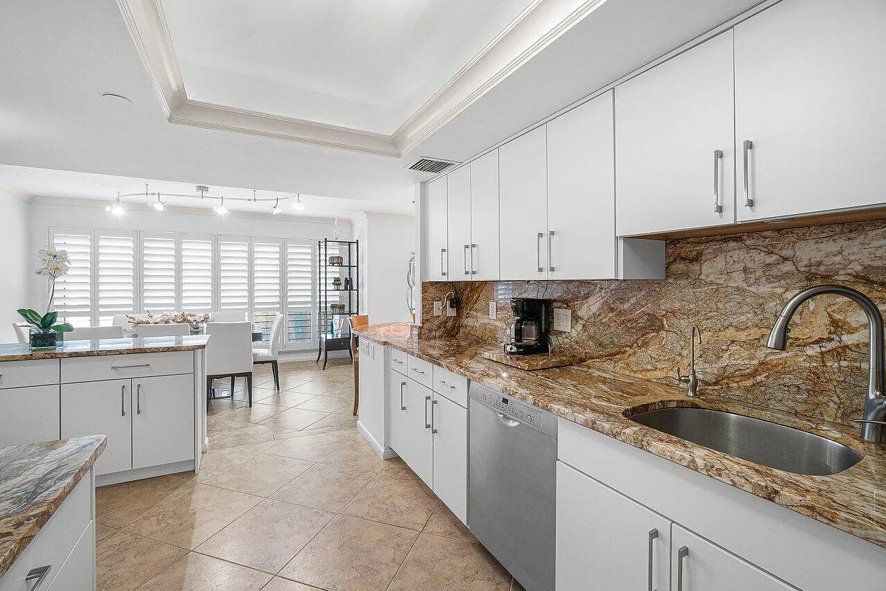 2 bed, 2.0 bath, 1915 sqft, $5,400 — Photo 4