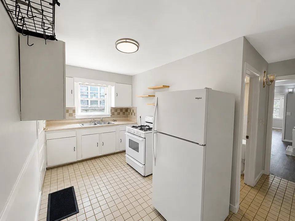 329 Lyon St NE #2