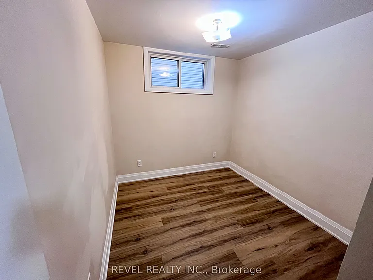 564 Blackthorn Ave #LOWER — Photo 9