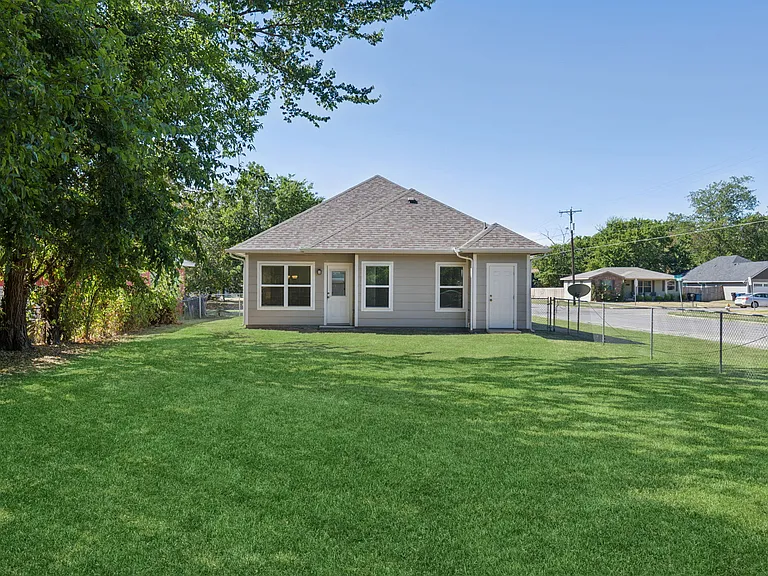 731 W Bond St — Photo 27