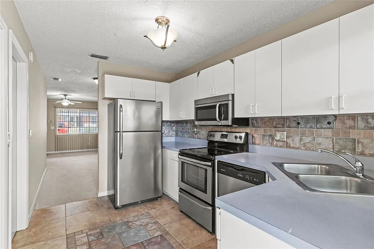 3 bed, 2.0 bath, 971 sqft, $1,850 — Photo 2