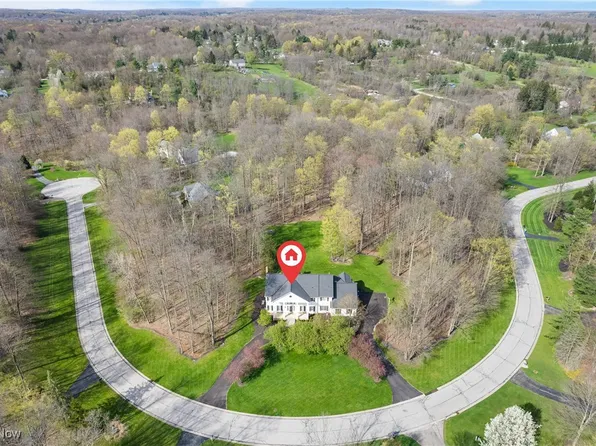 106 Champion Ln, Chagrin Falls, OH 44022