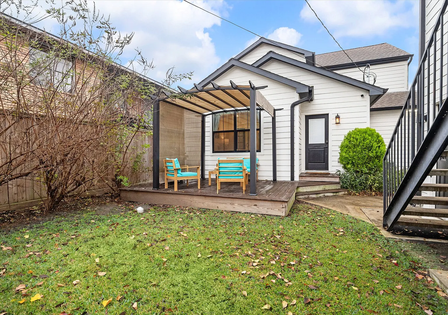 Spacious 4BR Home | Fast WiFi + W/D | 6 Min to Med Center — Photo 3