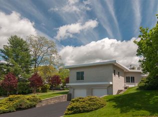 1 Overlook Dr, Kingston, NY 12401