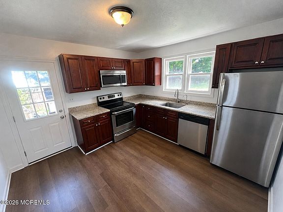 4th image of 107 Clinton Place