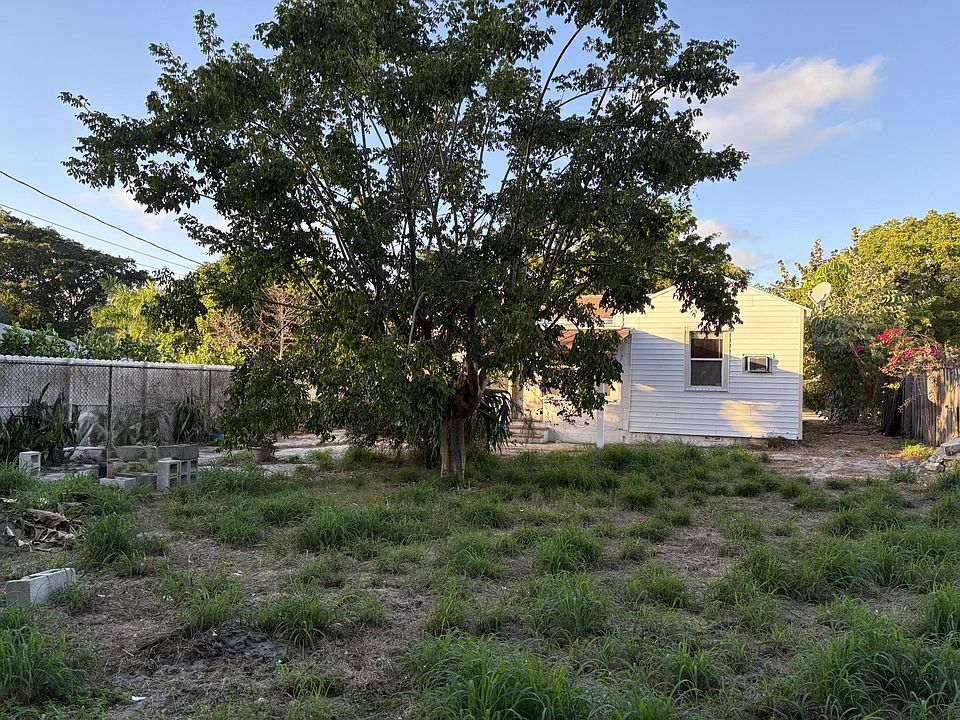 2nd image of 926 NW Upland Road
