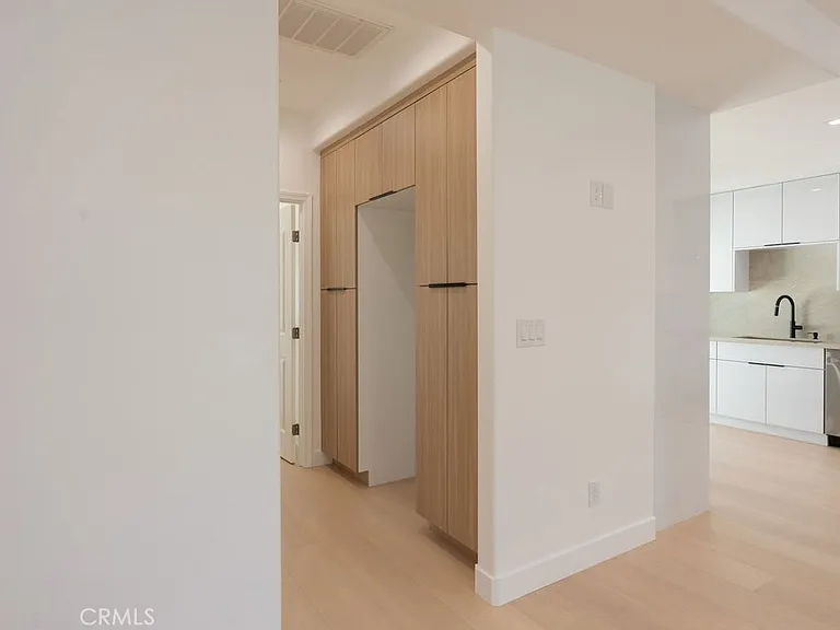 14605 Wyandotte St — Photo 24